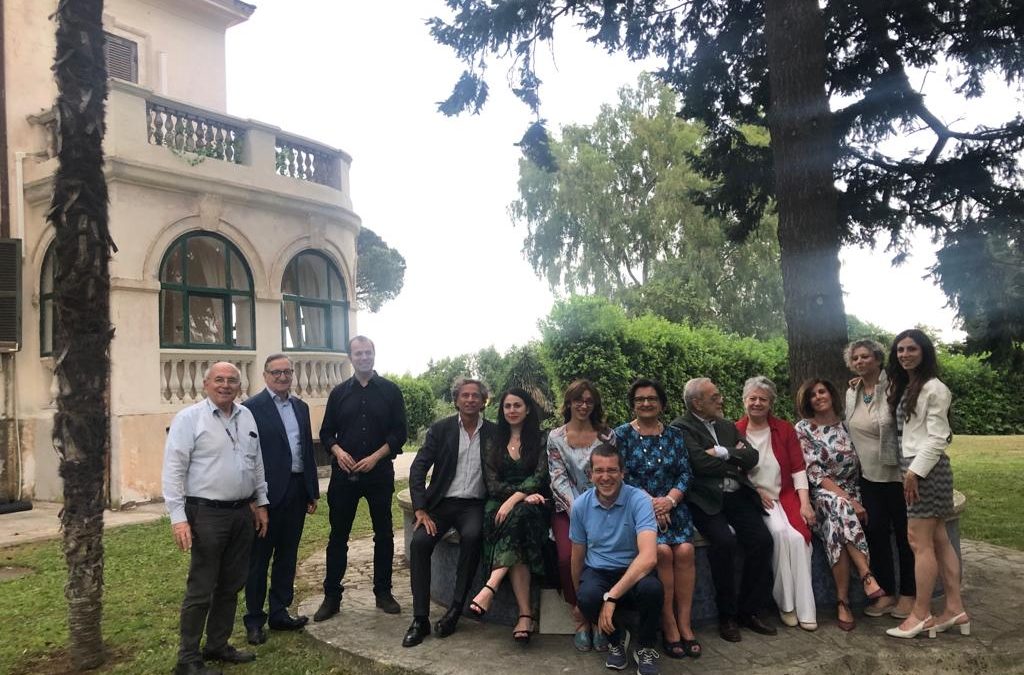 Consegna l’omaggio al Comune di Contigliano in memoria di Cinzia Damiani