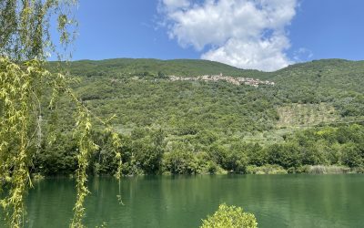 Il lago di Paterno ed il suo borgo