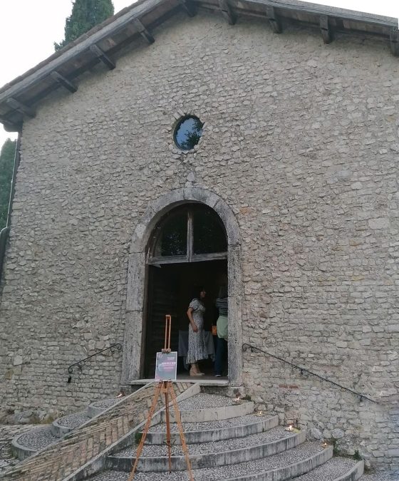 “Segni nelle mani racconti fotografici di lunga vita l’arco e la freccia”