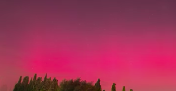 Le fronde e le acque si tingono di rosa: L’aurora boreale sul Terminillo e Lago del Salto