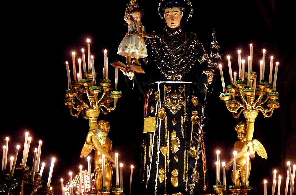 Una donna apre la processione: La storicità e tradizione si sposa con l’inclusione