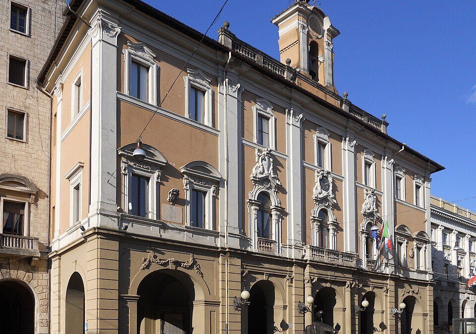 Rieti, torna a splendere il Palazzo Comunale: restaurata la Sala Consiliare con le opere di Calcagnadoro Angelucci e Morsani