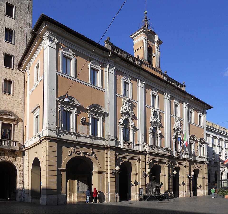 Rieti, torna a splendere il Palazzo Comunale: restaurata la Sala Consiliare con le opere di Calcagnadoro Angelucci e Morsani Rieti, torna a splendere il Palazzo Comunale: restaurata la Sala Consiliare con le opere di Calcagnadoro Angelucci e Morsani